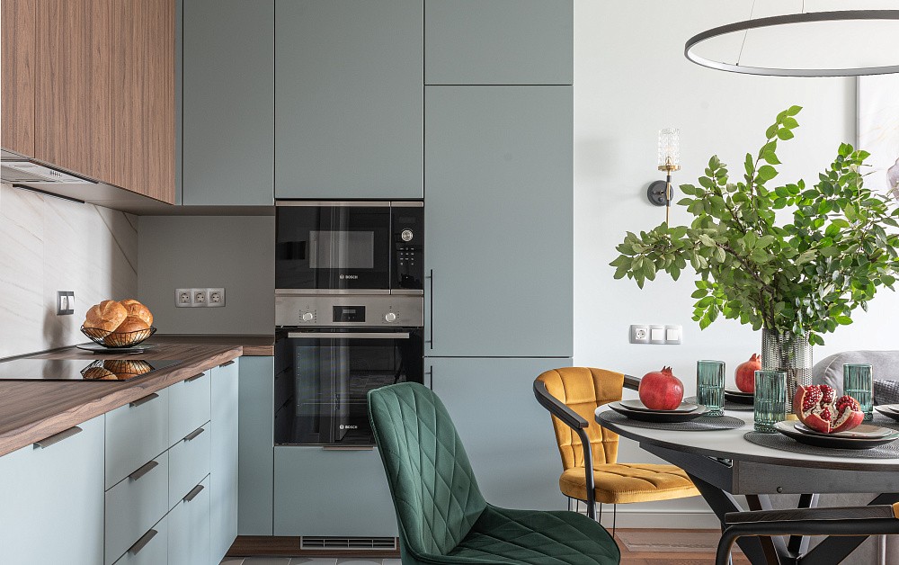 Акцентная Г-образная кухня под потолок