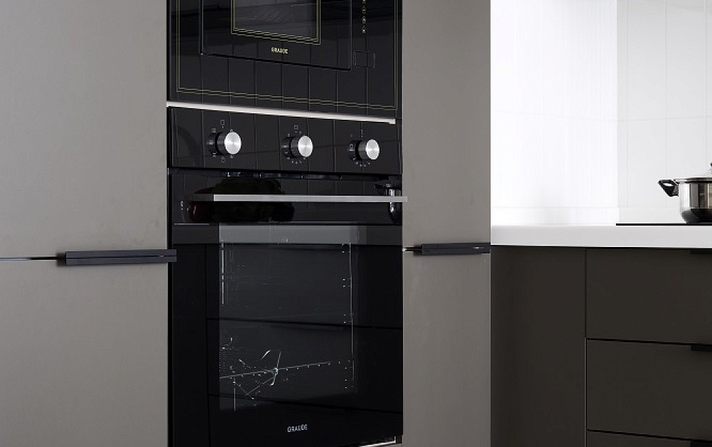 Большая П-образная графитово-белая кухня