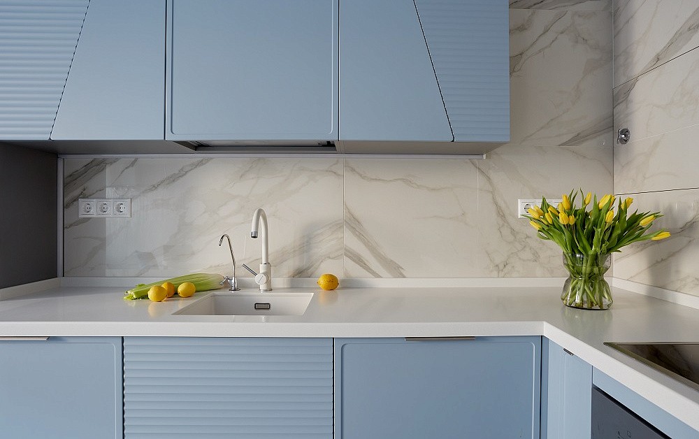 Небесно-голубая кухня с фрезеровкой и диагональными линиями