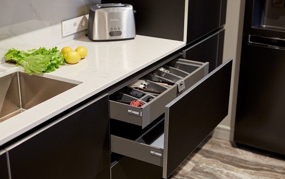 Брутальная кухня с древесными акцентами