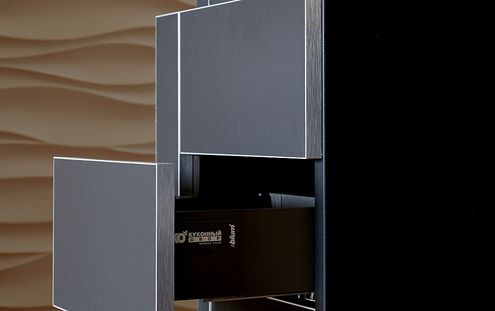 Брутальная кухня с древесными акцентами