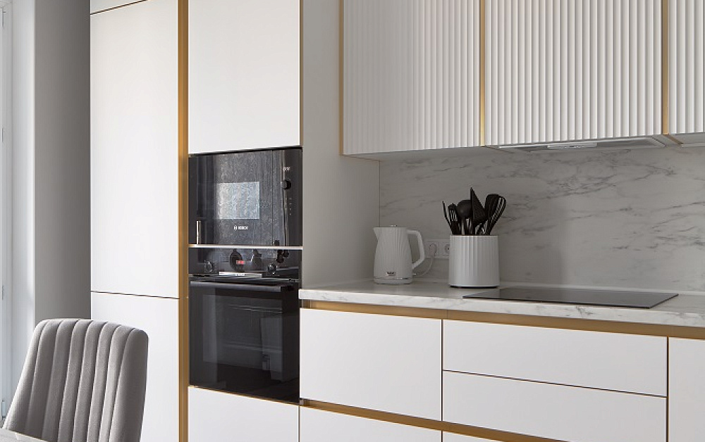 Белоснежная кухня с золотой фурнитурой