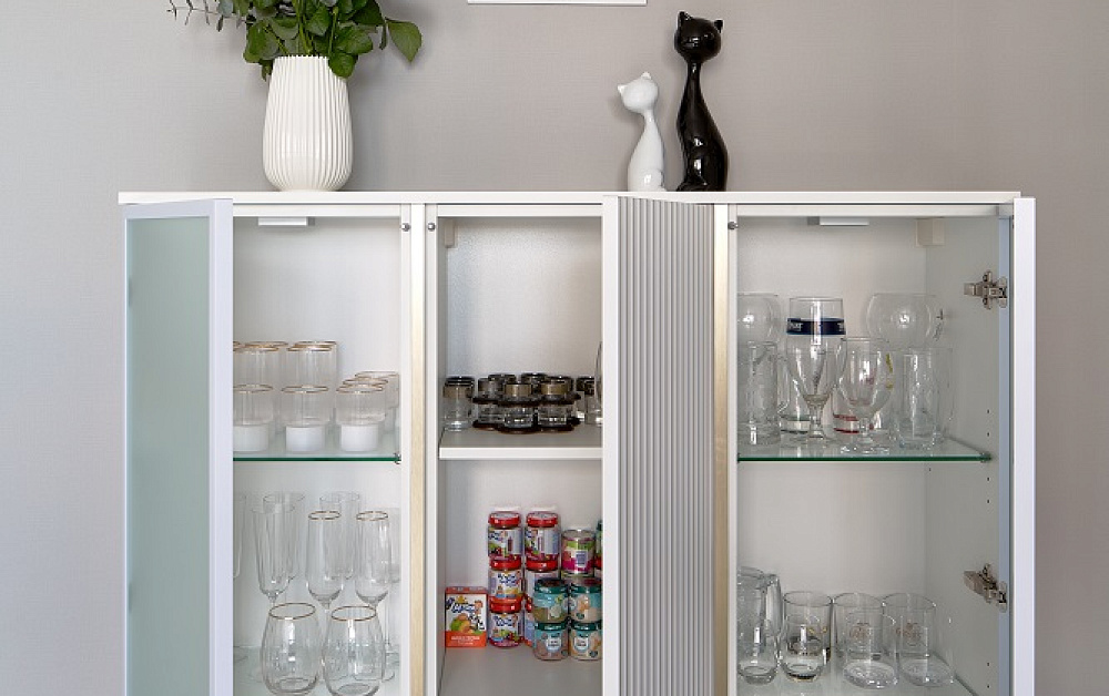 Белоснежная кухня с золотой фурнитурой